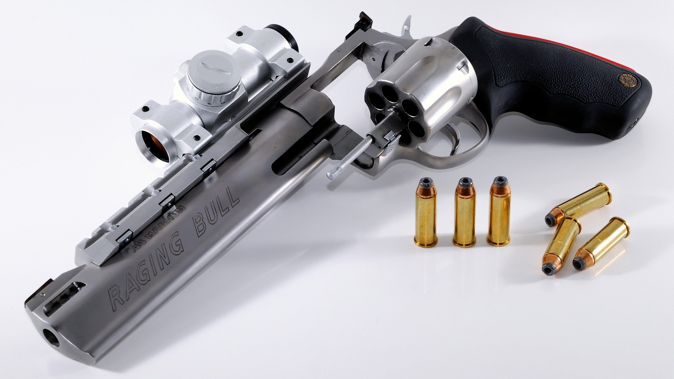 “高新体育中心网球赛:选手突破极限,赛场紧张刺激”